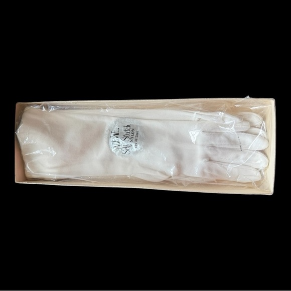 Bundle of Vintage Gloves - Picture 2 of 12